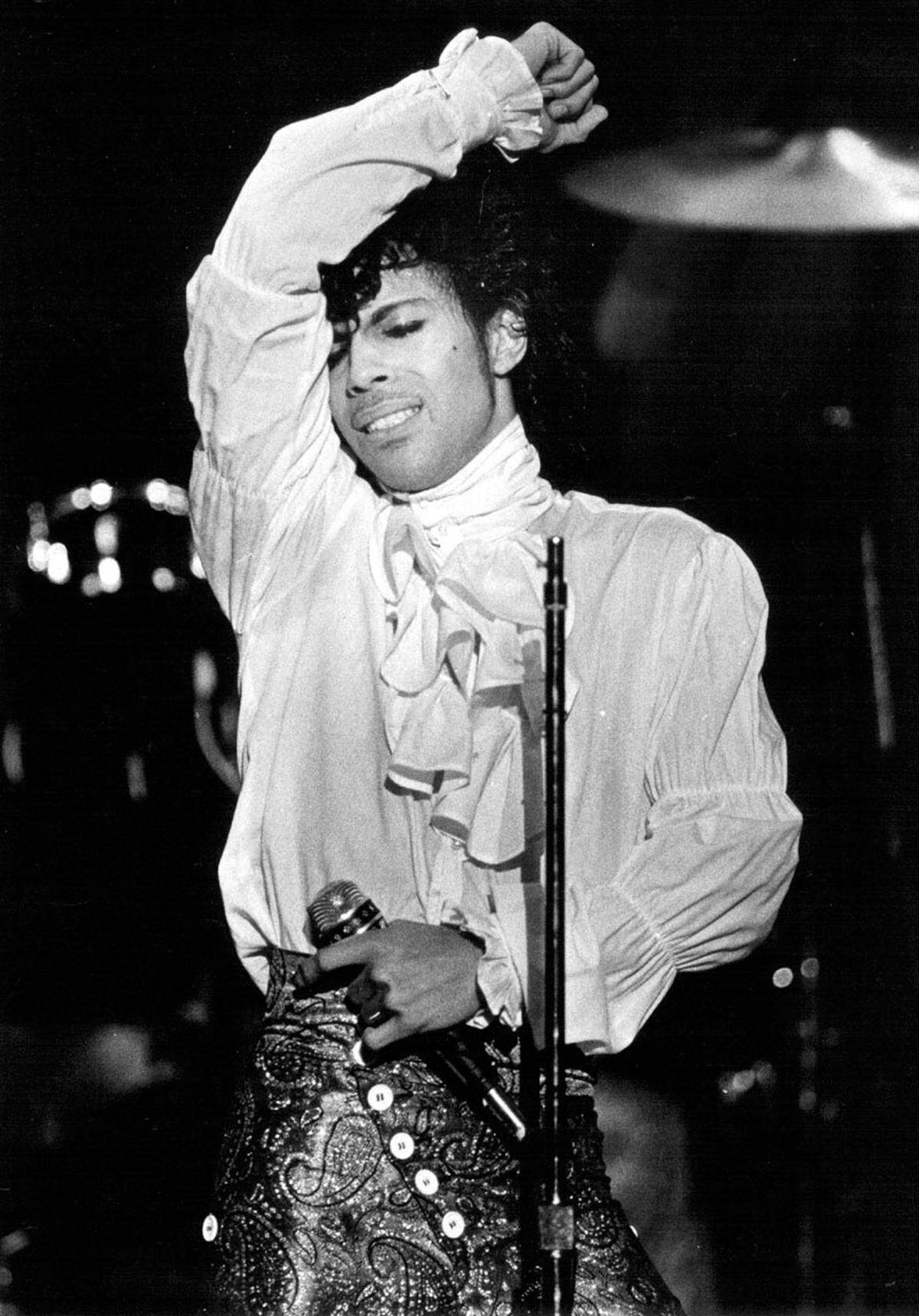 1984 schrieb Prince Musikgeschichte. Sein "Purple Rain"-Album schlug alle Rekorde, der Look dazu auch: Glitzeranzug und Rokokohemd wurden seine Markenzeichen und machten ihn schlagartig zur Modeikone.