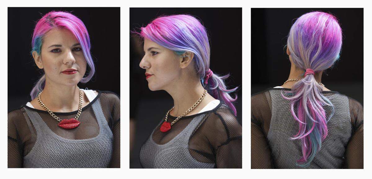 Nicht nur Models können sich bei der Modewoche in New York sehen lassen. Auch Stylisten und Besucher leben sich kreativ aus und sorgen für einen Hingucker. Pink, Türkis und Violett hat Make-up-Artist Aileen Quintana ihre Haare gefärbt.
