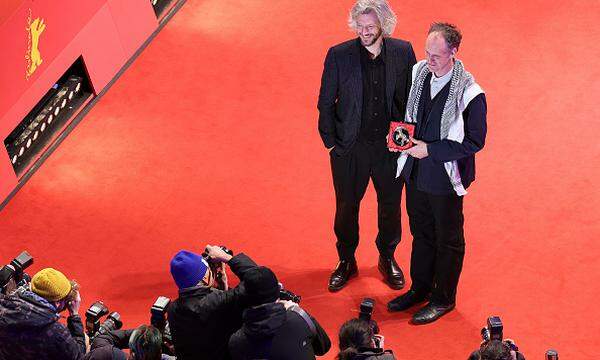<em>Ein Palästinensertuch auf dem roten Teppich der Berlinale: Guillaume Cailleau und Ben Russell posieren.</em>