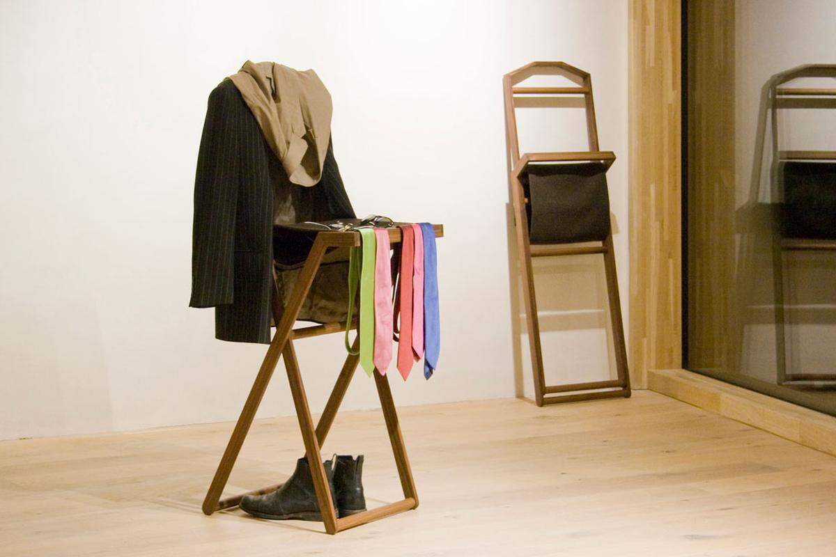 Ebenfalls in Mailand zu sehen ist das Walnuss-Beistellmöbel Fidelio von Christian Spiess. Es ist Kleiderständer, Stauraum für Steckdosen und Ladegeräte sowie Ablage für Schlüssel, Geldbörse und Mobiltelefon in einem.
