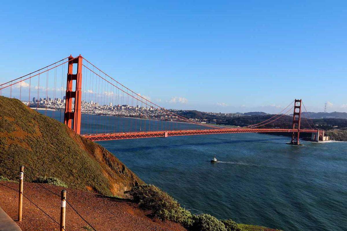 Die Hängebrücke ist das Wahrzeichen der gesamten Bay Area und gehört seit 1995 zu einem der modernen Weltwunder. Sie wurde 1937 eröffnet und hat sechs Fahrspuren sowie zwei Geh- und Radwege.