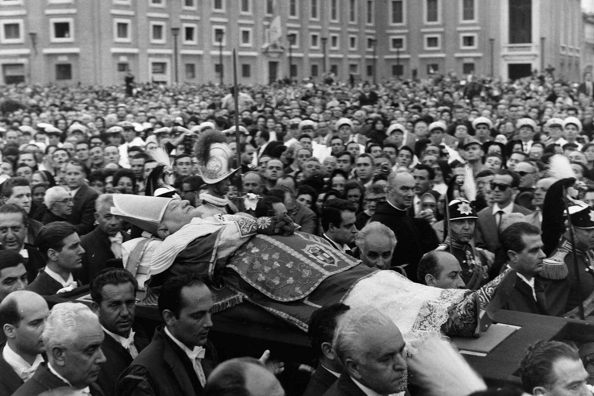 Als Johannes XXIII. am 3. Juni 1963 nach schwerer Krankheit starb, hatte das von ihm angestoßene Konzil noch kein einziges Dokument beschlossen. Sein Nachfolger Paul VI. brachte es zweieinhalb Jahre später zu Ende. Bild: Nach dem Tod Johannes XXIII. wird der Körper über den Petersplatz getragen.