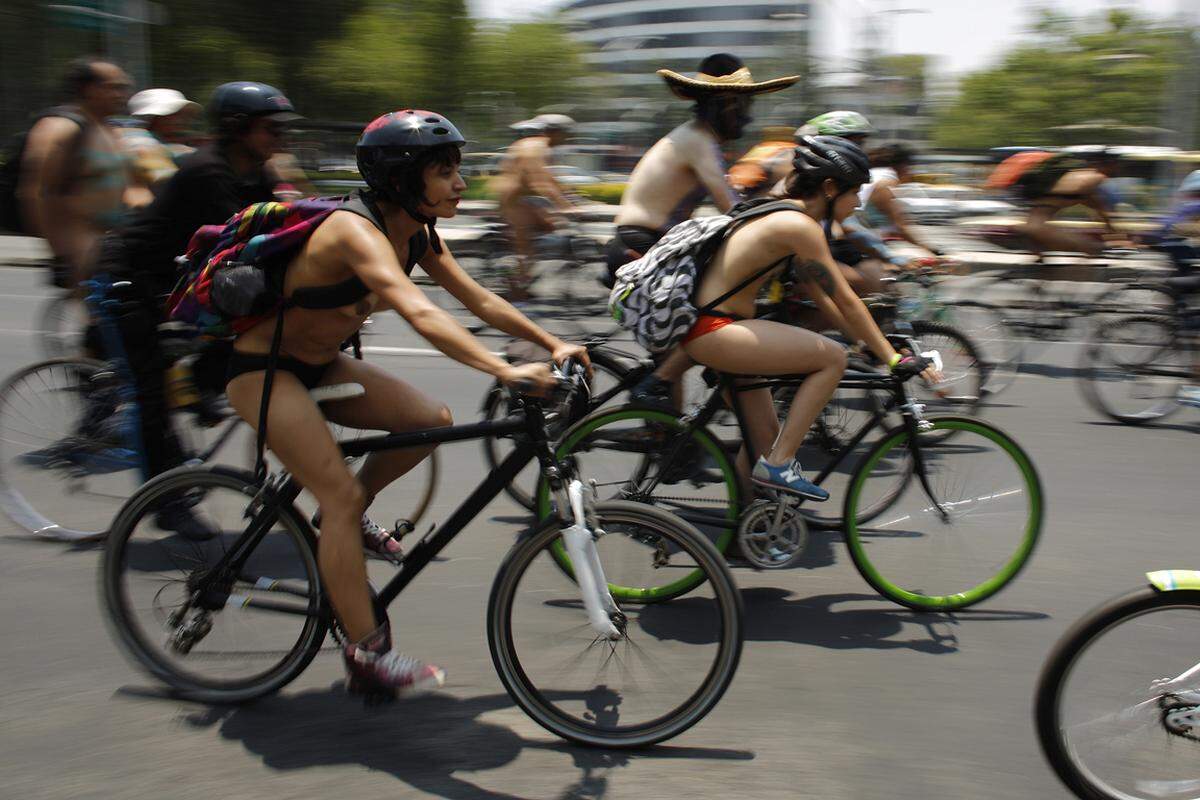 Fahradfahren mag für so manchen autoliebenden Städter noch Neuland sein. Für die Fortgeschrittenen Urbanradler ist es durchaus schon einmal eine Abwechslung nackt durch die Stadt zu radeln. Weltweit schwangen sich am 14. Juni tausende Nacktradler (wie im Bild in Mexiko-City) beim World Naked Bike Ride auf ihre Drahtesel um auf die Anliegen der Radfahrer in städtischer Umgebung aufmerksam zu machen.