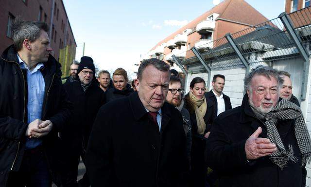Bis 2013 will der bürgerliche Ministerpräsident, Lars Lökke Rasmussen, 22 sozial schwache Problemgegenden im Lande, die er als „Ghettos“ mit hohem nichtwestlichen Einwandereranteil und hohen Kriminalitätsraten identifiziert hat, in gewöhnliche dänische Wohnviertel umwandeln.