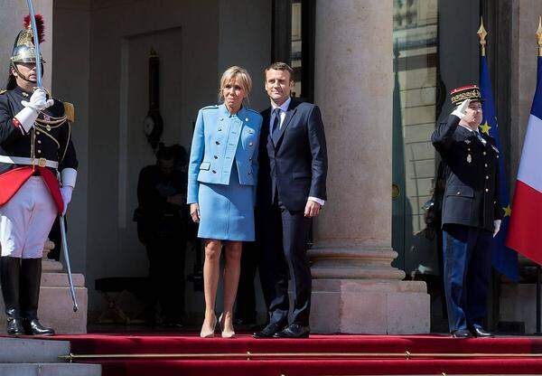 Da hatten sie es geschafft: Das Ehepaar Macron steht vor dem Élysée-Palast in Paris. Emmanuel Macron wurde im Mai 2017 zum jüngsten französischen Staatspräsidenten gewählt; seine Frau Brigitte ist unterdessen wohl die ungewöhnlichste Première dame, die die Republik in der jüngeren Geschichte hatte (und davon gab es wohl einige ungewöhnliche, man erinnere sich an Carla Bruni). Die damals 64-Jährige war bis 2015 Französischlehrerin an Gymnasien, sie ist siebenfache Großmutter, und ihr Ehemann, der neue Präsident, ist 25 Jahre jünger als sie. Ihre Schüler nannten sie "BAM" - für Brigitte Auzière-Macron.