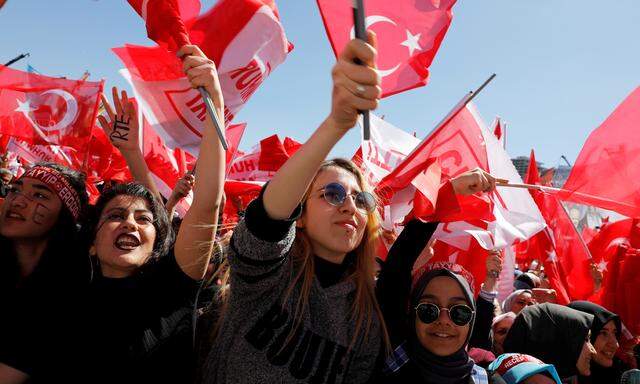 Die Regierungspartei AKP mobilisiert vor dem Kampf ums Bürgermeisteramt ihre Anhänger in Ankara.