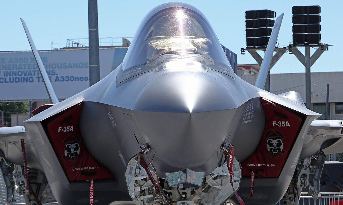 Ein Angriff der Sternenkrieger? Nein, keine Panik: Der US-Rüstungskonzern Lockheed Martin präsentiert nur sein Militärflugzeug F35 Lighting II.