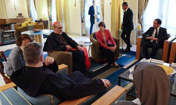 Kardinal Pizzaballa (dritter von links) im Gespräch mit der französischen Außenministerin Catherine Colonna (zweite von rechts) in Tel Aviv am Sonntag.