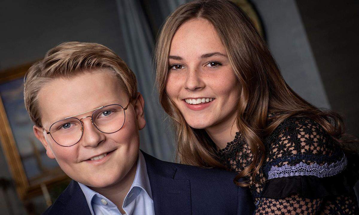 Royales Geschwisterduo aus Norwegen: Sverre Magnus, mit Brille, und seine ältere Schwester Ingrid Alexandra posierten anlässlich des 13. Geburtstages des Prinzen für ein Foto.