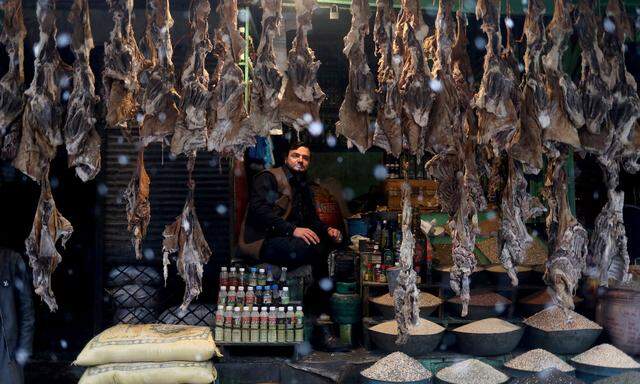 In einem Geschäft in Kabul. In Afghanistan steigen die Preise für Waren immer mehr an.