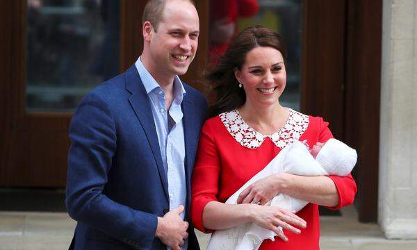 Danach wurde der kleinste Prinz - wie erwartet - wenige Stunden nach seiner Geburt der Öffentlichkeit präsentiert. Prinz William fuhr seine Frau und das Baby nach dem obligatorischen "Photocall" selbst nach Hause.