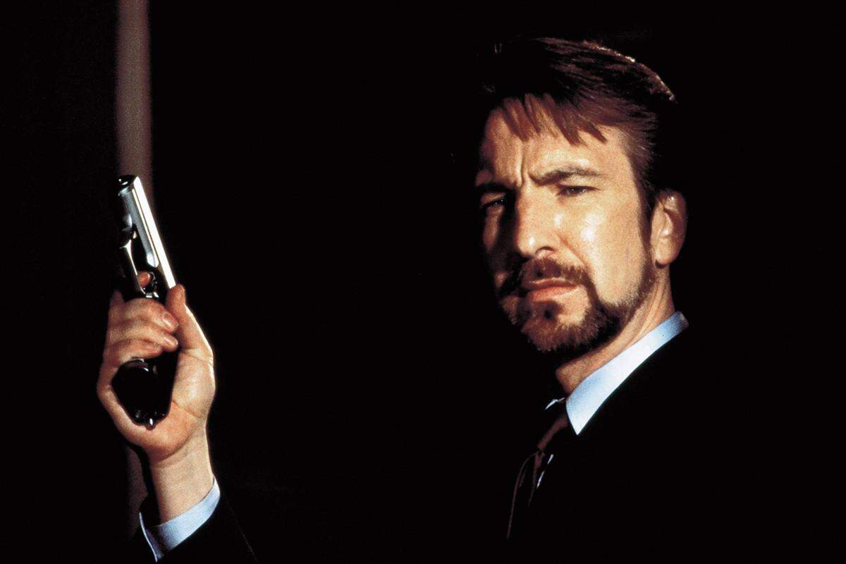 Im 1988 erschienenen Film "Stirb langsam" spielt Alan Rickman den deutschen Terroristen und jüngeren Bruder von Simon Gruber, dem eigentlichen Erzfeind von John McClane (Bruce Willis). Es ist nicht schwer zu erraten, dass das Schicksal des Bösewichts bereits mit seinem ersten Auftritt besiegelt war.