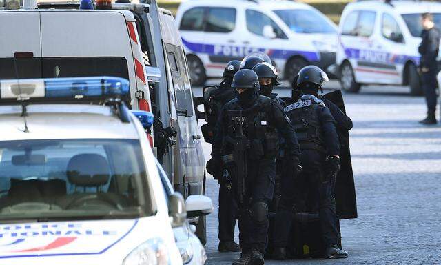 Polizisten nach dem Angriff.
