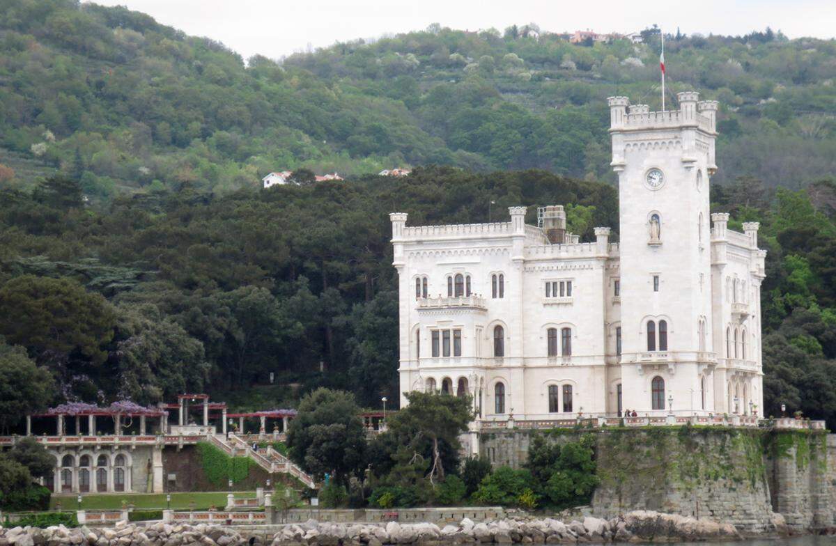 Golf von Triest, Schloss Miramar. Es wurde Mitte des 19. Jahrhunderts für den unglückseligen Erzherzog Ferdinand Maximilian (1832-1867) erbaut, den Bruder des Monarchie-Kaisers, und seines Zeichens am Ende Kaiser von Mexiko, aber nur kurz, dann erschossen. Das Schloss liegt keine fünf Kilometer entfernt von Triest, Hauptstadt von Friaul-Julisch Venetien, 201.000 Einwohner, einziger Meereszugang der Habsburgerherrscher.