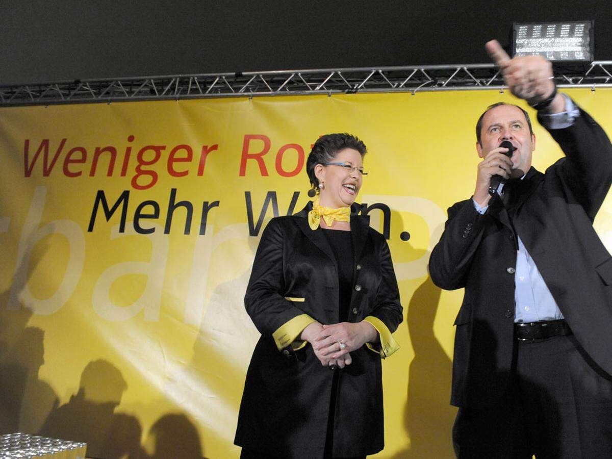 Die Partei lädt rund tausend Wahlhelfer, Unterstützer sowie die Kandidaten zum "Urban Countdown" in die Hofstallungen im Museumsquartier. In kurzen Reden heizen VP-Bundesobmann Josef Pröll und Spitzenkandidatin Christine Marek den Anwesenden ein.