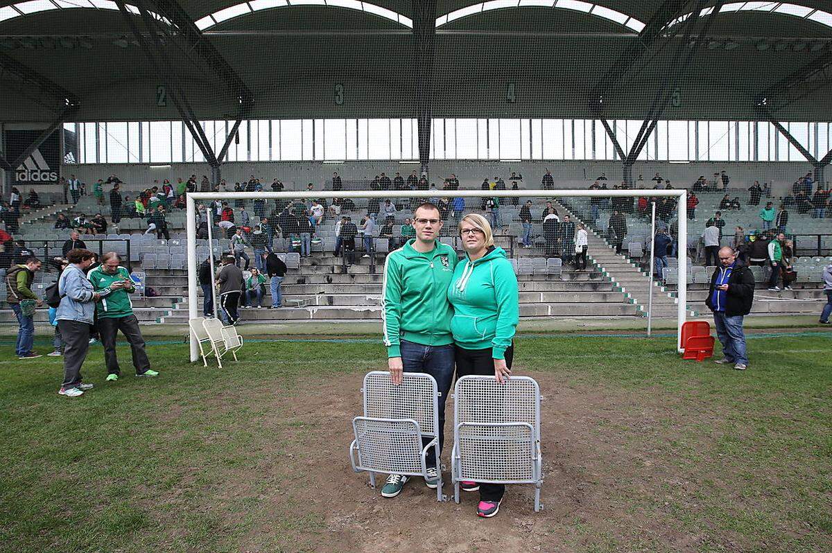 Tanja und Stephan Meingast haben sich im Stadion kennengelernt, heute sind sie verheiratet - und um zwei Stadionsessel reicher.