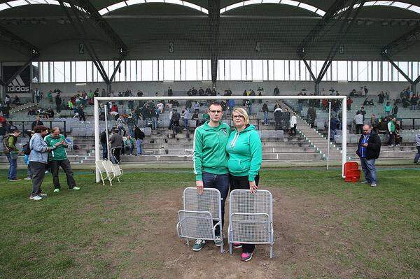 Tanja und Stephan Meingast haben sich im Stadion kennengelernt, heute sind sie verheiratet - und um zwei Stadionsessel reicher.