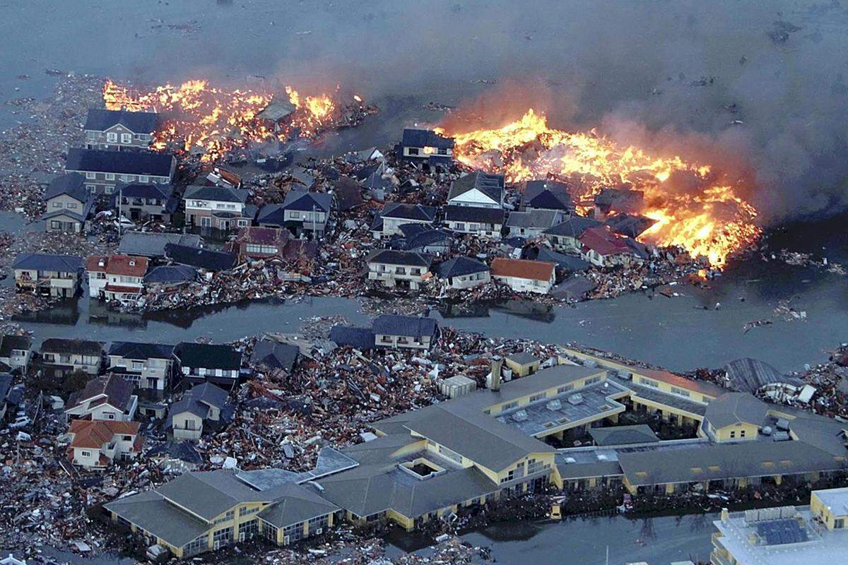 Der Tsunami schwappte auch in die Stadt Natori in der Präfektur Tochigi. In Autos und Häusern seien Menschen weggeschwemmt worden, berichtete der japanische Fernsehsender NHK.