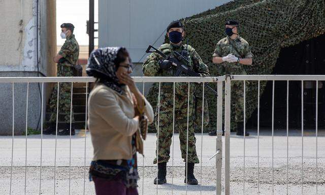 Serbische Soldaten vor einem Flüchtlingscamp in Sid