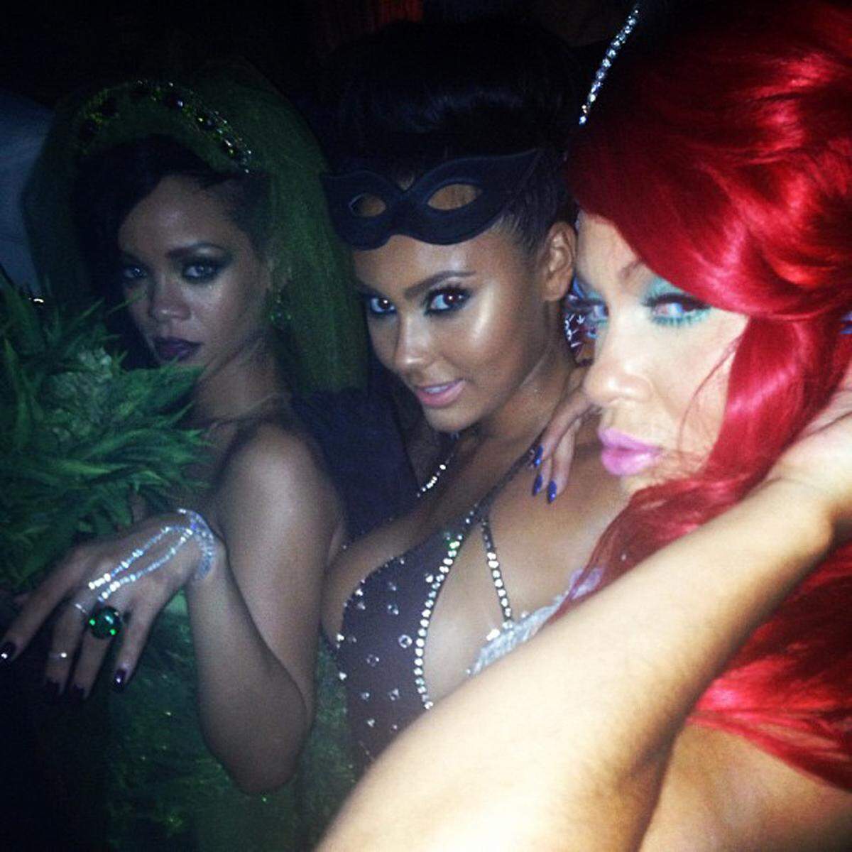 Die gleiche Idee hatte auch Rihanna, die zu einer großen Halloween-Party lud und von Evelyn Lozada abgelichtet wurde.