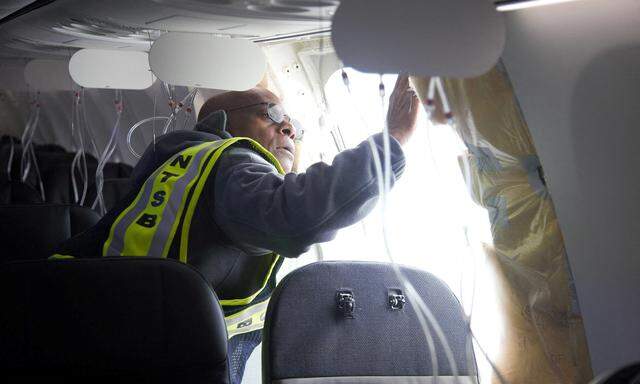 Ein Mitarbeiter des National Transportation Safety Board (NTSB) inspiziert die Boeing-Maschine, die am Freitag hatte notlanden müssen.
