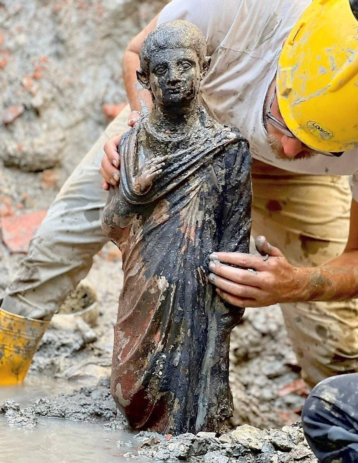 (221109) -- SAN CASCIANO DEI BAGNI, Nov. 9, 2022 -- The undated photo shows a bronze statue from an ancient thermal spa