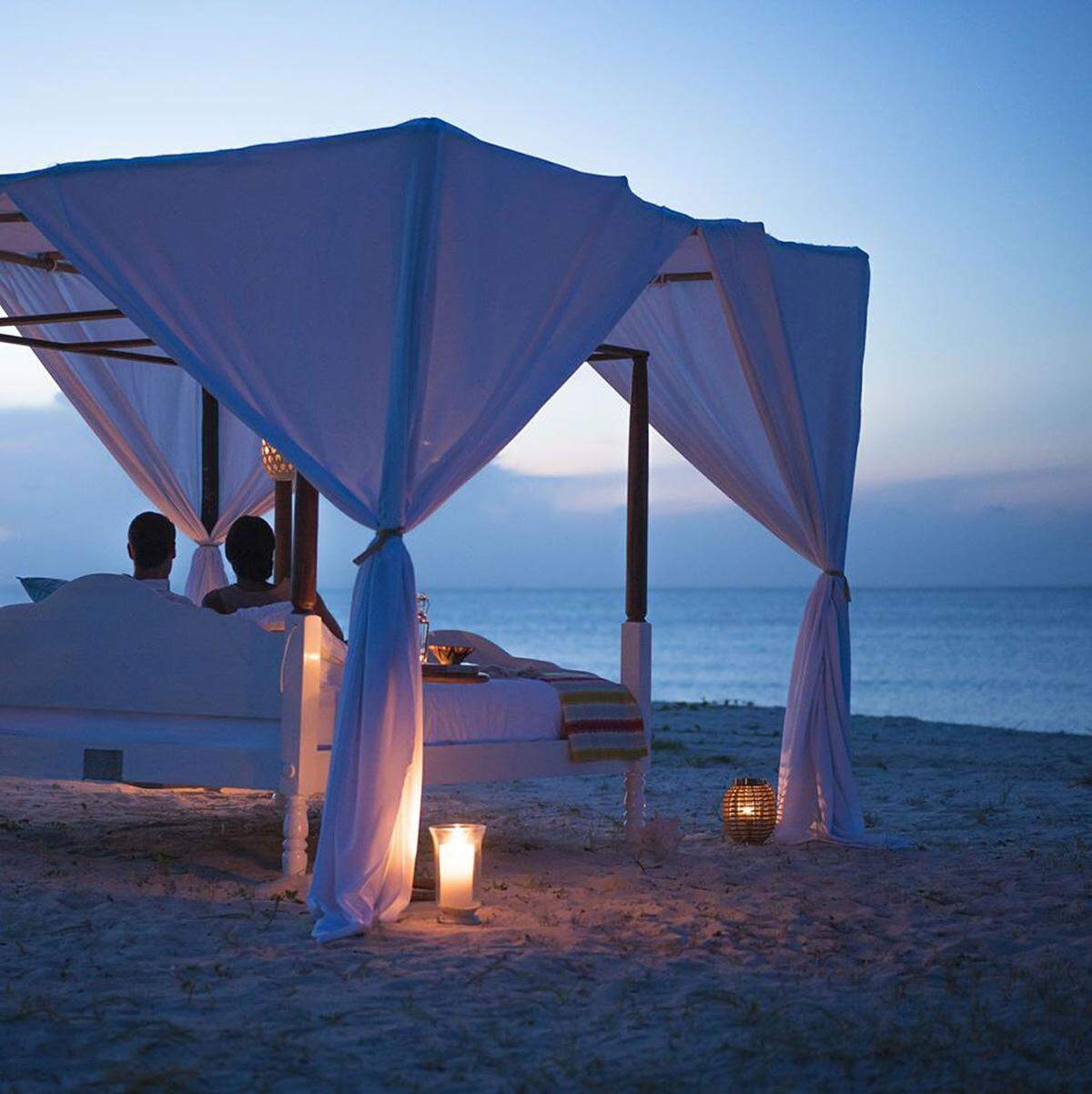 Einmal eine Nacht unter freiem Himmel verbringen. Diesen Traum kann man sich in Hotels in Italien, Afrika oder den Malediven erfüllen. Im Anantara Medjumbe Island Resort in Mosambik kann man etwa die "Star Bed Experience" buchen.