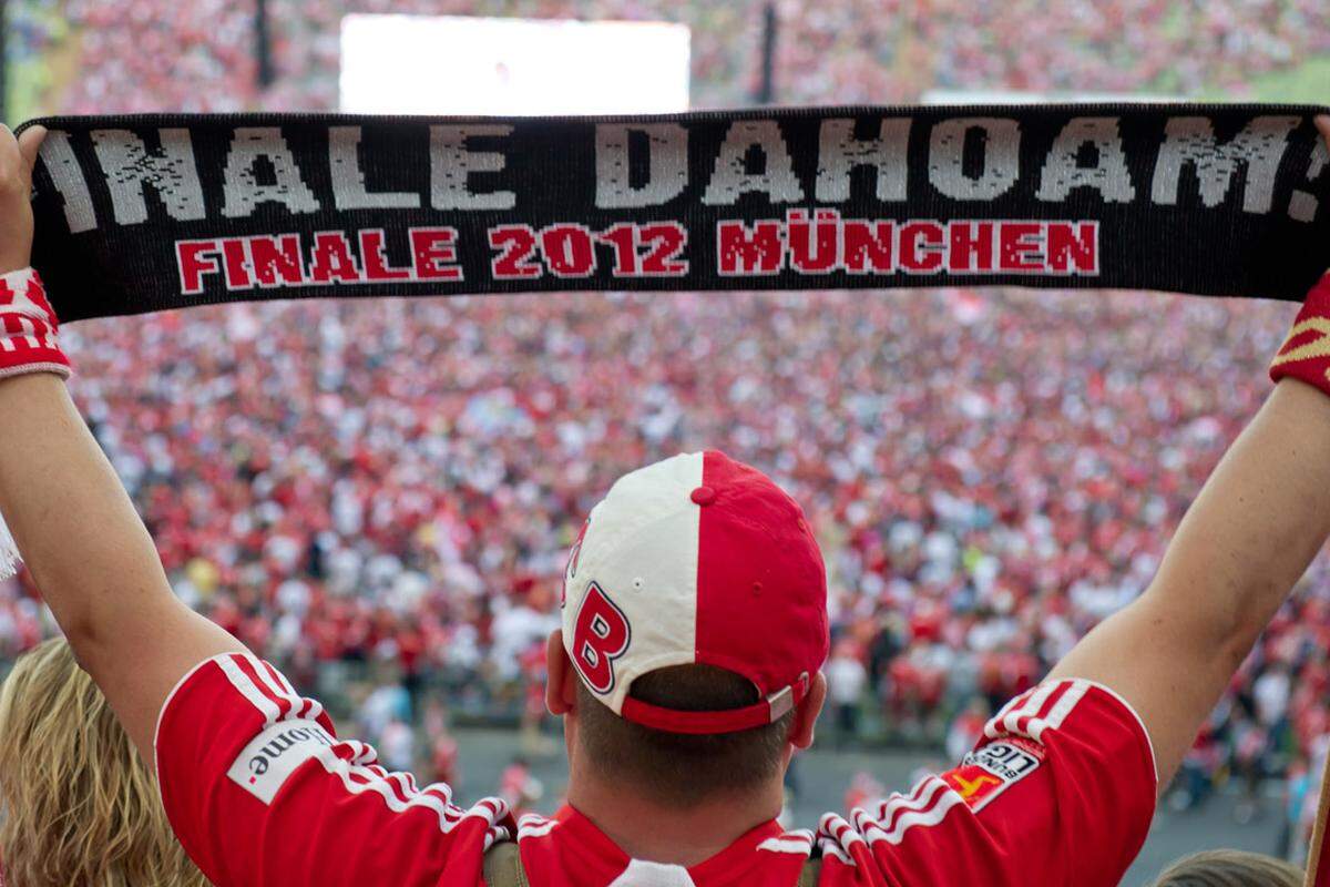 Das Finale sorgte für einen Fan-Ansturm in München und beeindruckende TV-Zahlen. Das Spiel wurde in über 200 Ländern übertragen, geschätzte 200 Millionen Zuschauer sollen live dabei gewesen sein. In München wurde beim Public Viewing im Olympiastadion mit 65.000 Fans gerechnet, auf der Theresienwiese mit rund 30.000 Fußballbegeisterten.