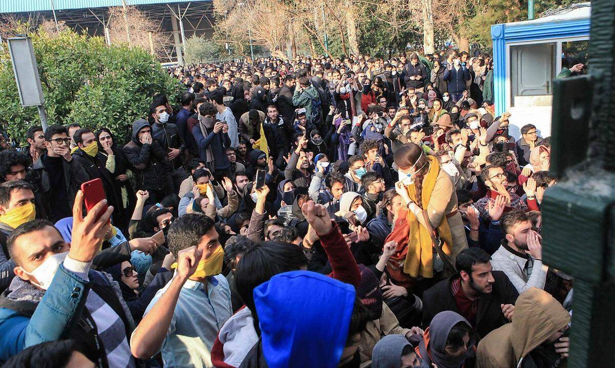 Im Iran gibt es immer wieder örtliche Streiks und Proteste gegen Fabrikschließungen oder nicht ausgezahlte Löhne, doch sind politische Proteste rar. Auf die Straße zu gehen ist in einem so streng kontrollierten Land wie dem Iran riskant. Nicht nur gehen die Sicherheitskräfte gegen ungenehmigte Proteste mit großer Härte vor, sondern es drohen auch lange Haftstrafen. Manche sehen daher auch in der mangelnden Freiheit einen Grund für die Unruhen.