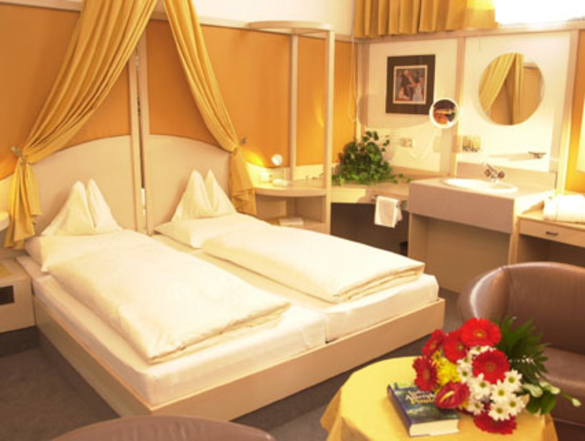 Wer dann noch nicht genug Wärme getankt hat, findet im Ruhe-raum ein Plätzchen beim offenen Feuer. Seit der Neueröffnung besteht auch die Möglichkeit, eine Private-Spa-Suite für Paarbehandlungen anzumieten.  The Crystal, 6456 Obergurgl/Ötztal/Tirol; Tel.: 05256/64 54, Fax: 05256/63 69 95; info@thecrystal.at, www.thecrystal.at