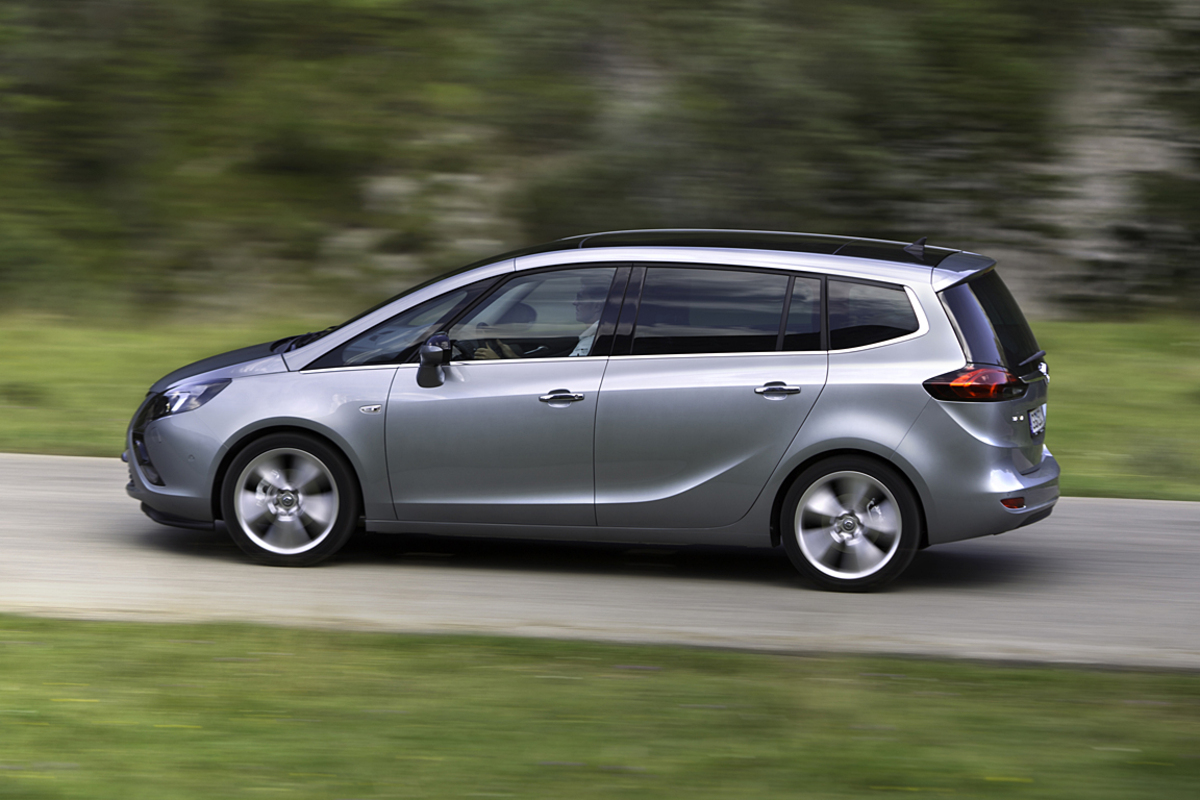 Opel vergrößert den Zafira. Der neue Tourer überragt das aktuelle Modell um 19 Zentimeter. Der Familien-Van werde zur großzügigen "Lounge" für gehobene Ansprüche, verspricht Opel.