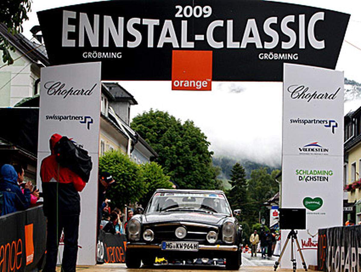 Den Sieg der Ennstal-Classic, bei der es auf Gleichmäßigkeits und nicht auf Höchstgeschwindigkeit ankommt. holte sich das deutsche Ehepaar Karsten und Monika Wohlenberg auf einem Mercedes-Benz 230 SL, Baujahr 1964.
