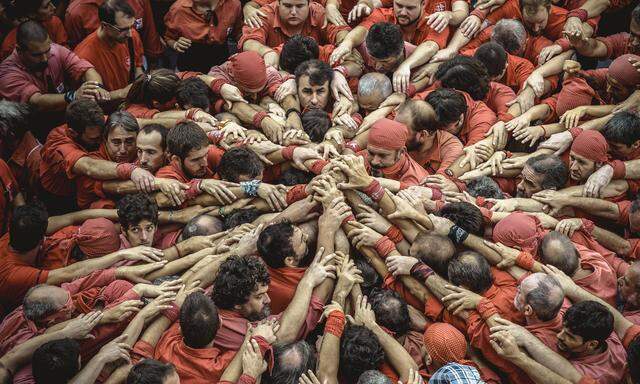 Katalanische Tradition: Die „Castellers“ beim Versuch, einen menschlichen Turm in Barcelona zu bauen. Lösen sich die Katalanen nun von Spanien?