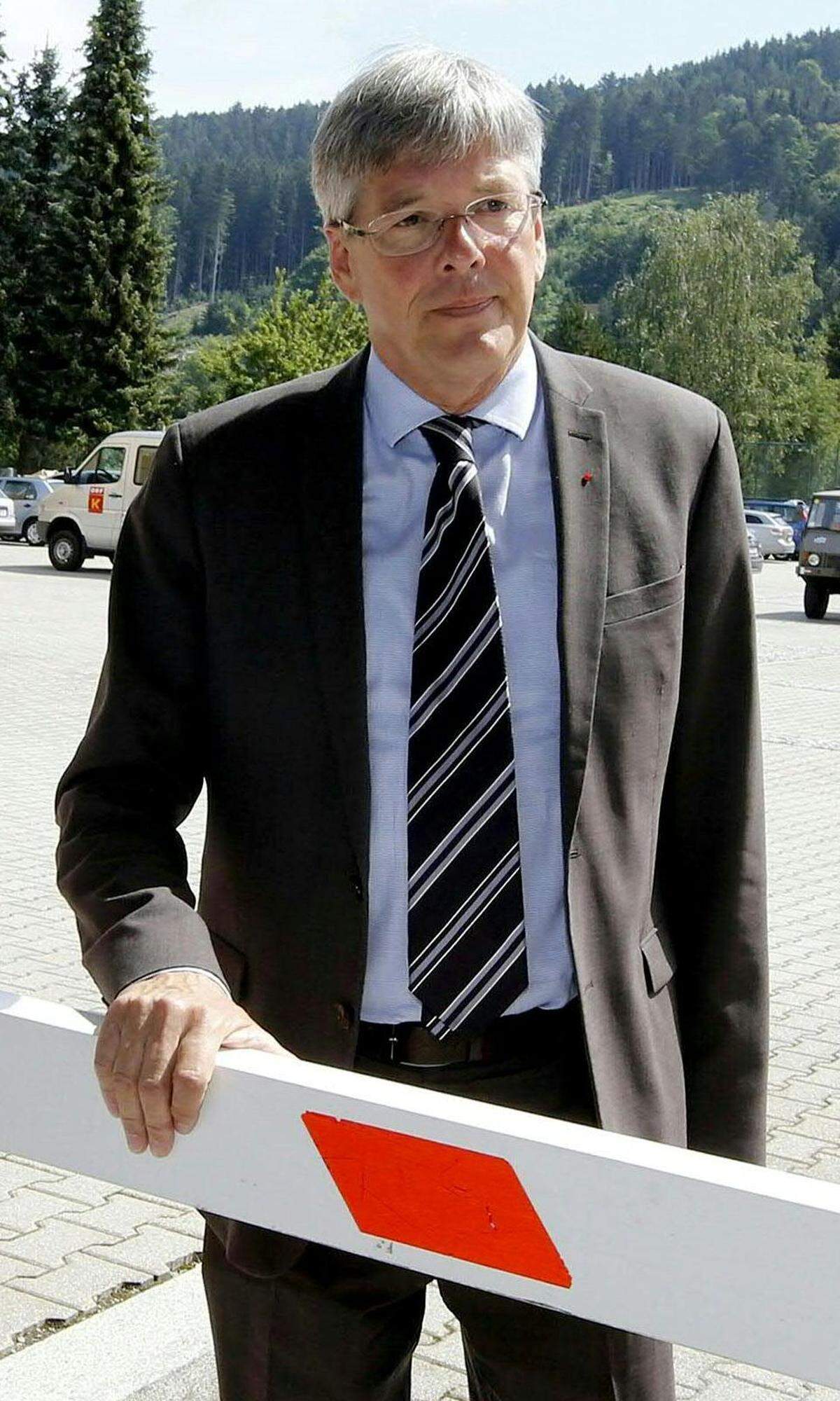 Peter Kaiser wurde am 4. Dezember 1958 in Klagenfurt geboren. Nach der Matura 1977 war er Vertragsbediensteter des Landes Kärnten. In die Politik kam Kaiser über die Sozialistische Jugend. Er zog bereits 1989 erstmals in das Landesparlament ein, wo er eine Periode als Jugendsprecher fungierte. 1996 war er SPÖ-Spitzenkandidat für die Europawahl, seit 2001 ist er wieder Landtagsabgeordneter, im Oktober 2005 wurde er Klubobmann, 2008 Landesrat. Knapp drei Jahre als Landeshauptmann-Stellvertreter folgten, bis der Wahlsieg im März 2013 ihn ganz nach oben brachte.