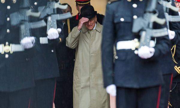 Vor seinem "Pensionsantritt" nahm Prinz Philip noch eine Militärparade im Buckingham-Palast zum Abschluss einer Spendenaktion der Royal Marines ab. Der Herzog von Edinburgh war selbst Marineoffizier, musste seine Karriere aber beenden, als seine Frau nach dem Tod ihres Vaters George VI. am 6. Februar 1952 Königin wurde. Als Nachfolger seines Schwiegervaters ist Prinz Philip seit Juni 1953 Captain General der Royal Marines.