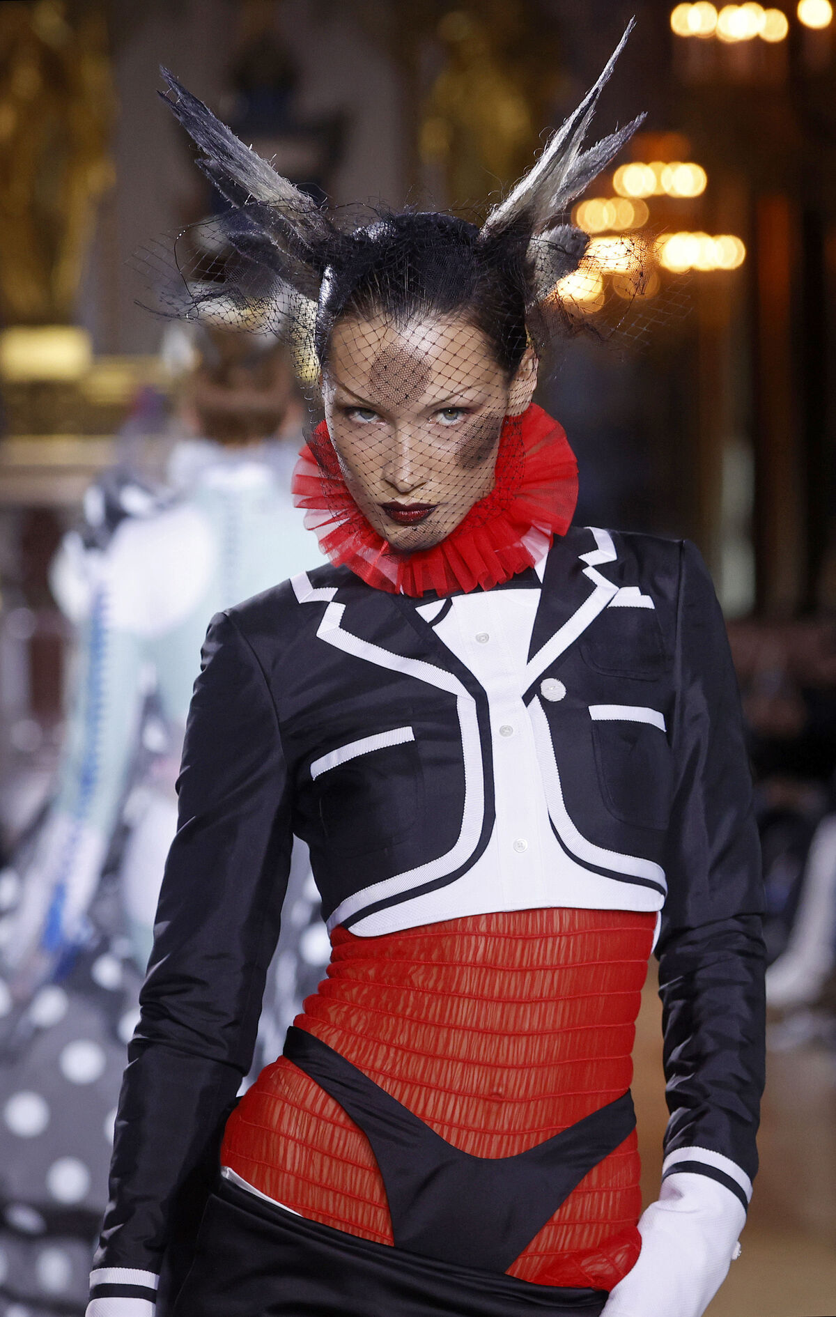 Bella Hadid für Thom Brown, Frühjahr/Sommer-Kollektion 2023.