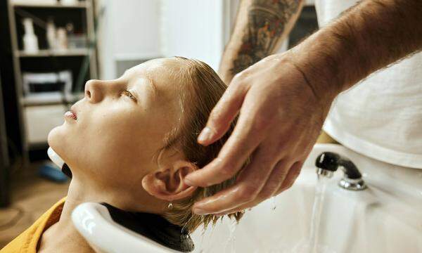 Barber washing customer s hair at salon model released, Symbolfoto property released, MRPF00015