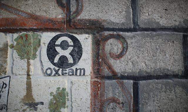 Ein Oxfam-Logo auf einer Mauer in einem Flüchtlingslager auf Haiti. Großbritannien will Oxfam nicht länger finanzieren.