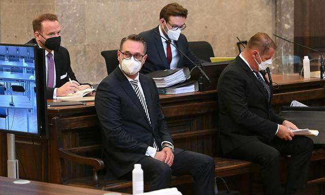 Heinz-Christian Strache, Siegfried Stieglitz (an einem früheren Verhandlungstag) auf der Anklagebank, dahinter die Verteidiger Johann Pauer (für Strache, li.) und Andreas Pollak.