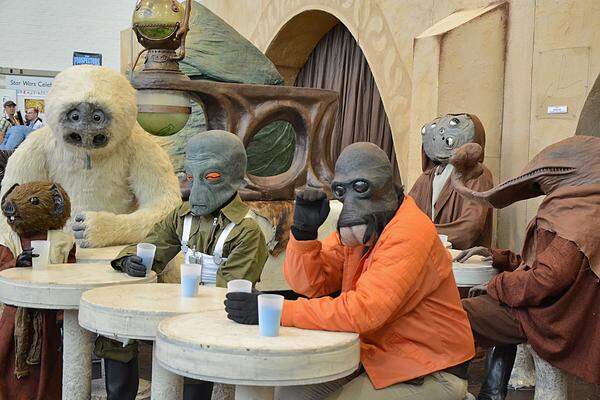 ... Schauplätze wie die Mos Eisley Cantina besuchen.