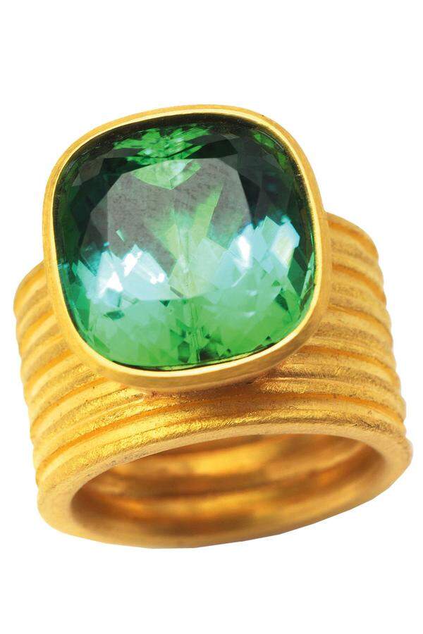 Skrein stellt dem Smaragd keine zusätzlichen Diamanten, sondern nur ein anderes Material zur Seite: Gelbgold. Dafür in Wickeloptik.