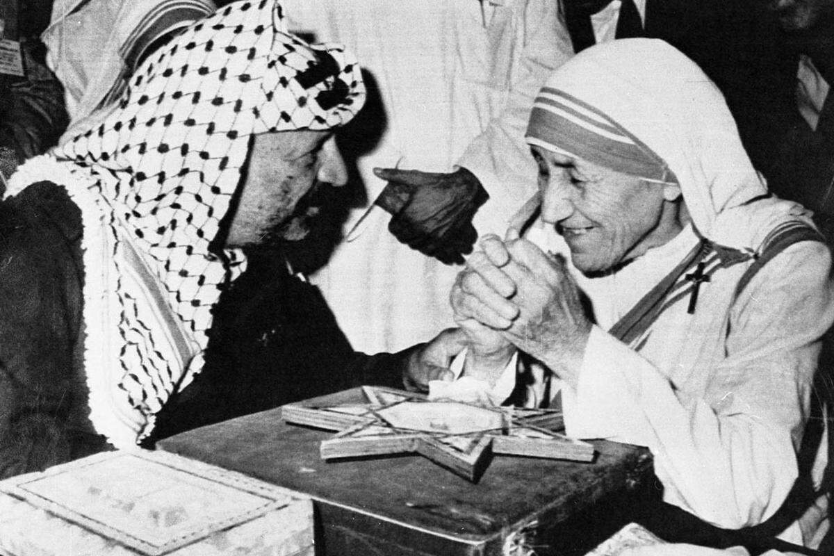 Ungeachtet der Nähe zum Terrorismus gelang es dem PLO-Chef, seiner Organisation internationale Anerkennung zu verschaffen. 1974 spricht Arafat vor den Vereinten Nationen erstmals von Frieden mit Israel.Im Bild: Arafat mit Mutter Theresa, 1990.