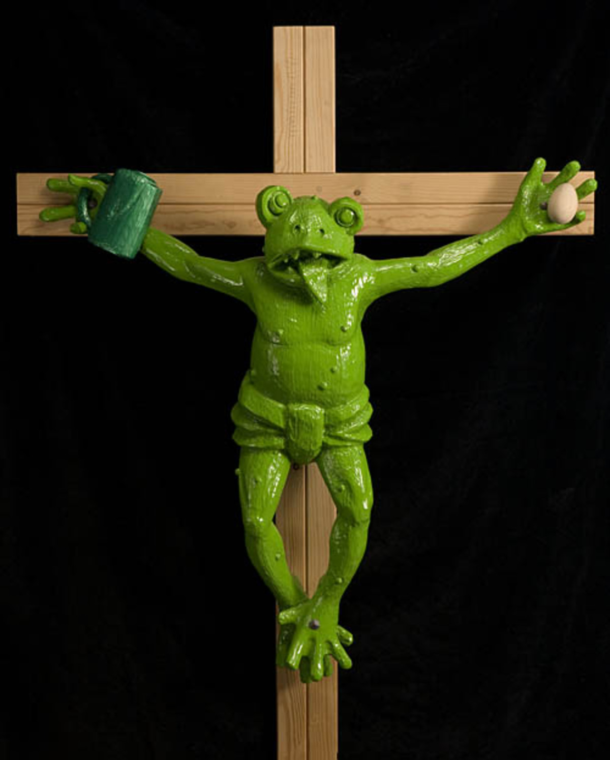 Kippenbergers gekreuzigter Frosch trägt den Titel 'Zuerst die Füße'