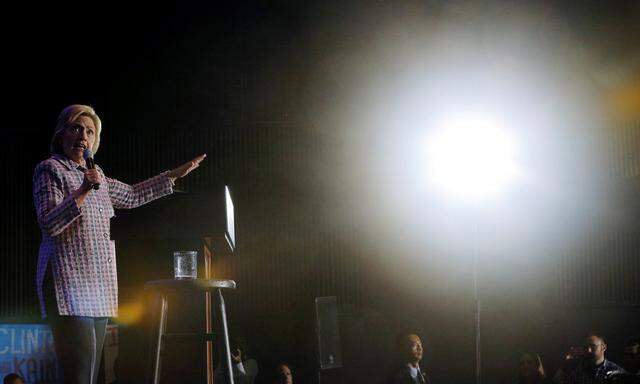 U.S. Democratic presidential candidate Hillary Clinton rallies campaign volunteers in Charlotte