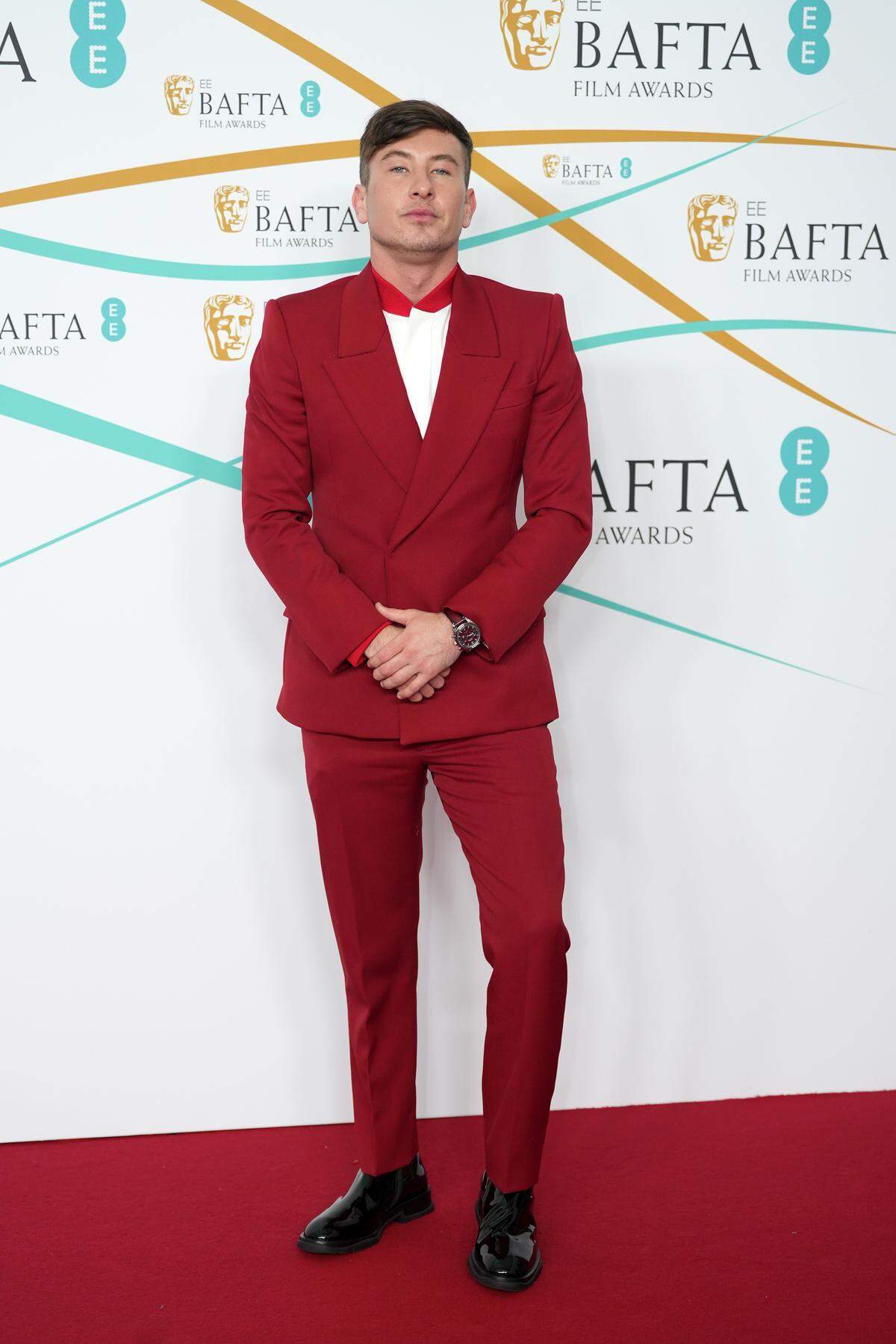 In knalligem Rot kam Barry Keoghan. Anzug und Hemd (mit gewagtem Kragen) waren von Alexander McQueen.