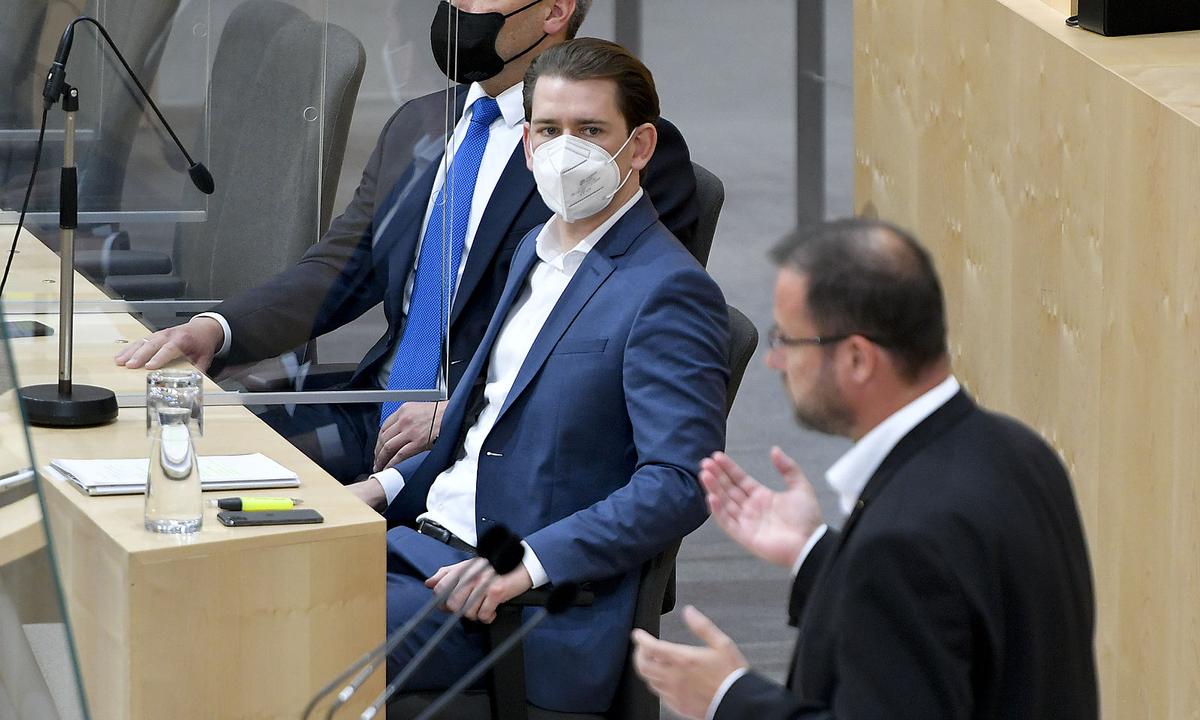 In die Debatte um den Grünen Pass platzte Christian Hafenecker (FPÖ, rechts) mit einem Vorwurf an Kanzler Kurz (ÖVP).