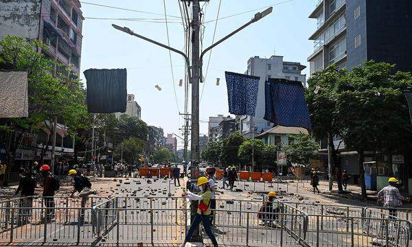 Die Demonstranten bauen behelfsmäßige Barrieren in der Stadt Yangon.
