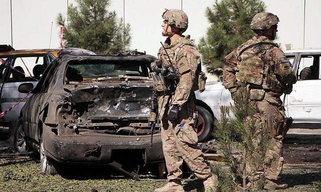US-Soldaten inspzieren den Ort eines Terroranschlags in der afghanischen Hauptstadt Kabul