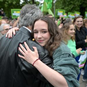 Die Grünen bei ihrem Wahlkampfauftakt am Dienstag, einige Stunden vor der Veröffentlichung der Vorwürfe. Im Bild Werner Kogler und Lena Schilling. 