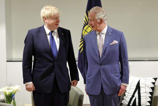 Auch Sunaks Amtsvorgänger sprach seine Genesungswünsche aus. „Das ganze Land wird dem König heute die Daumen drücken“, schrieb Ex-Premier Boris Johnson auf X „Wir wünschen Charles III. eine vollständige und rasche Genesung.“
